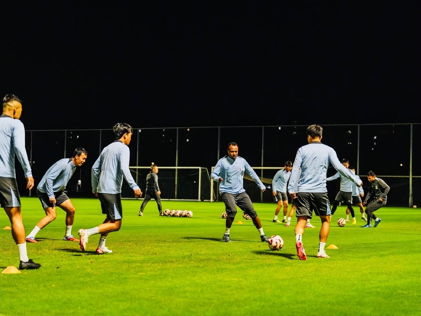 包含上海申花今夜豪取连胜今晨广东宏远调整名单以备NBA常规赛，梅西在快船比赛中战术调整瞬间刷屏的词条